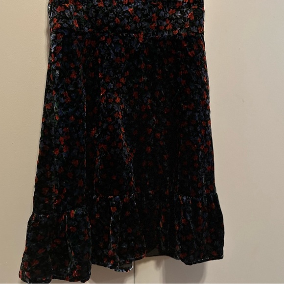 LOFT - Elegant Black Dress with Floral Accents (Size 2) - Picture 5 of 11
